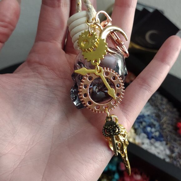 Gold Steampunk Skull Diffuser with a Raven, Gears, Key & Clock Keychain - Picture 2 of 9